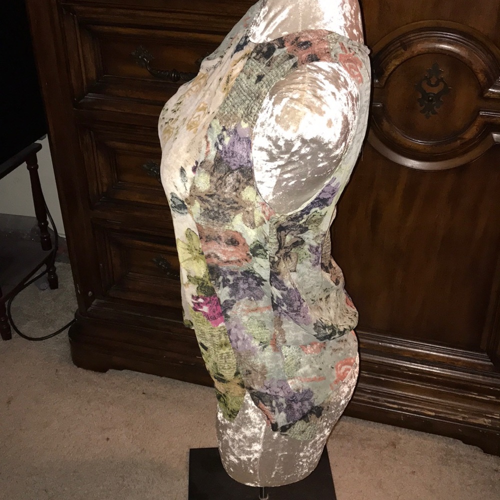Beautiful blouse - Picture 4 of 5